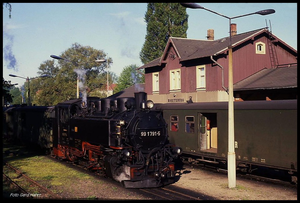 Zugkreuzung im Bahnhof Moritzburg. Am 3.5.1990 ist 991791 vorn zu sehen die 991791 mit dem P 14234 nach Radeburg unterwegs und wartet auf die Abfahrtzeit.