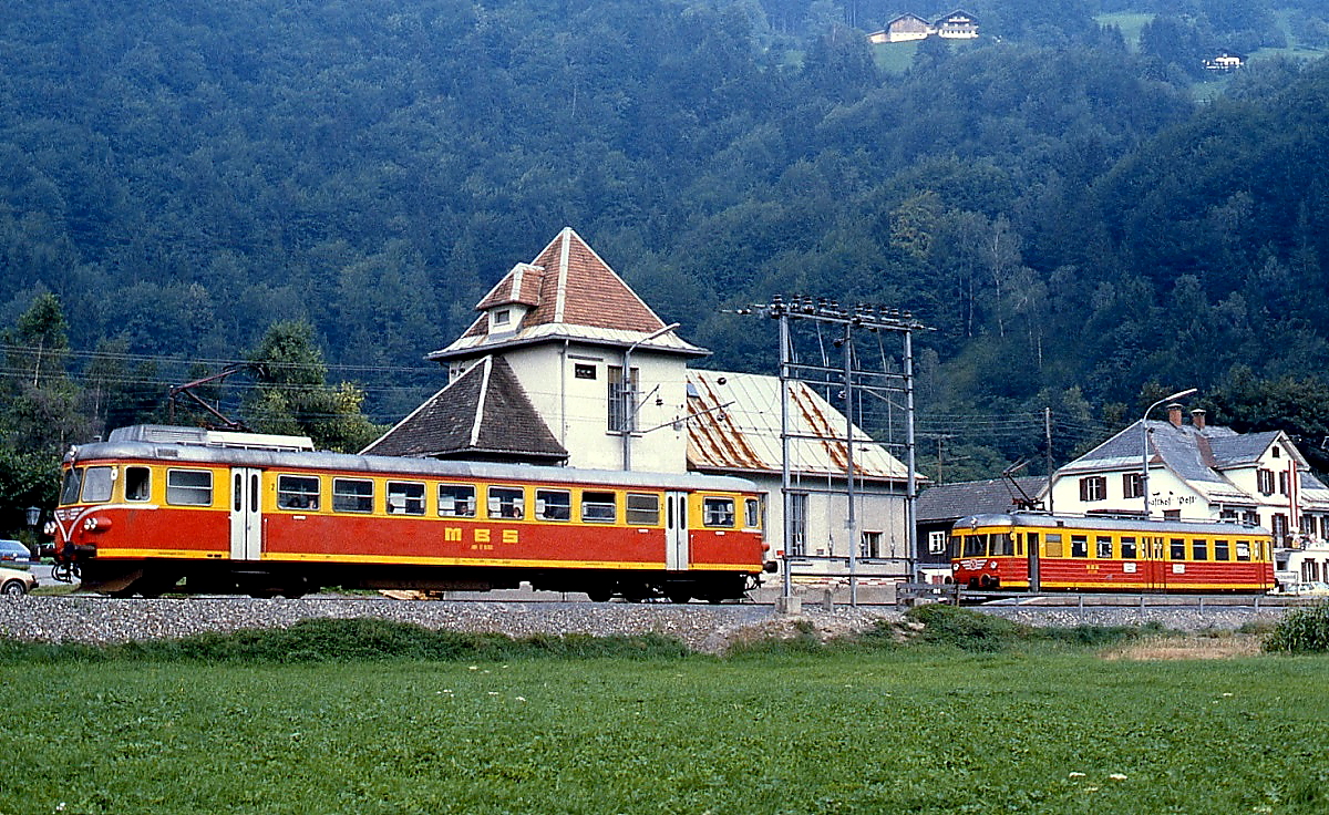 Zugkreuzung im Bahnhof St. Anton der Montafonerbahn im August 1982: Links fährt ET 10.103 (ex DR VT 63 905) nach Schruns ein, rechts wartet der ursprünglich für die Bad Eilsener Kleinbahn gebaute ET 10.101 auf die Weiterfahrt nach Bludenz