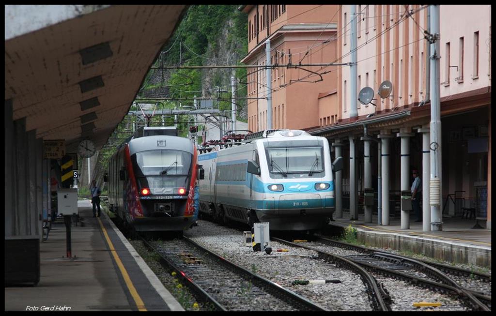 Zugkreuzung im Bahnhof Zidani Most am 14.5.2017 um 16.00 Uhr. Links ist VT 312-130 auf dem Weg nach Lubljana zu sehen. Rechts am Hausbahnsteig steht abfahrbereit der Pendolino 310005 nach Maribor.