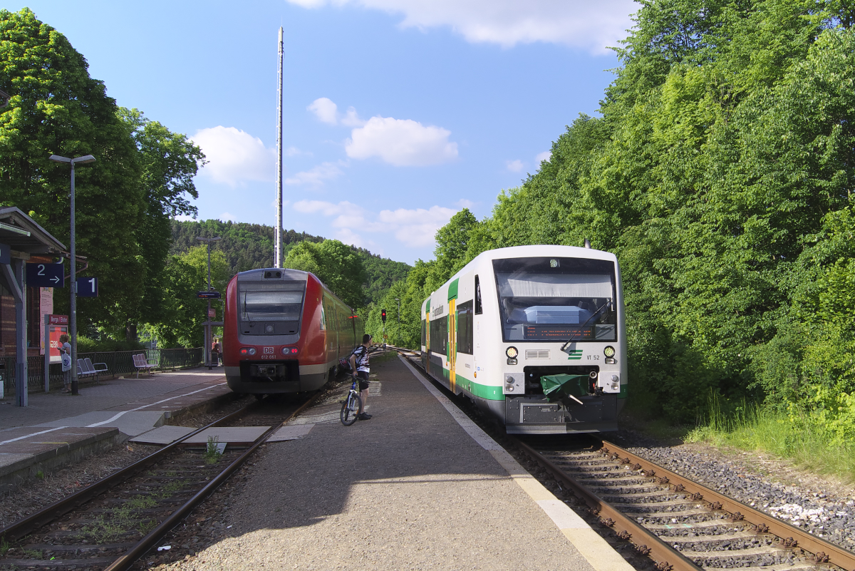 Zugkreuzung in Berga/Elster. 612 161 RE Elsterberg - Erfurt hat auf die Einfahrt der Vogtlandbahn warten müssen. VT 52 ist zwsichen Gera und Weischlitz unterwegs. Bahnstrecke 6269 Gera Süd - Weischlitz - 26.05.2017