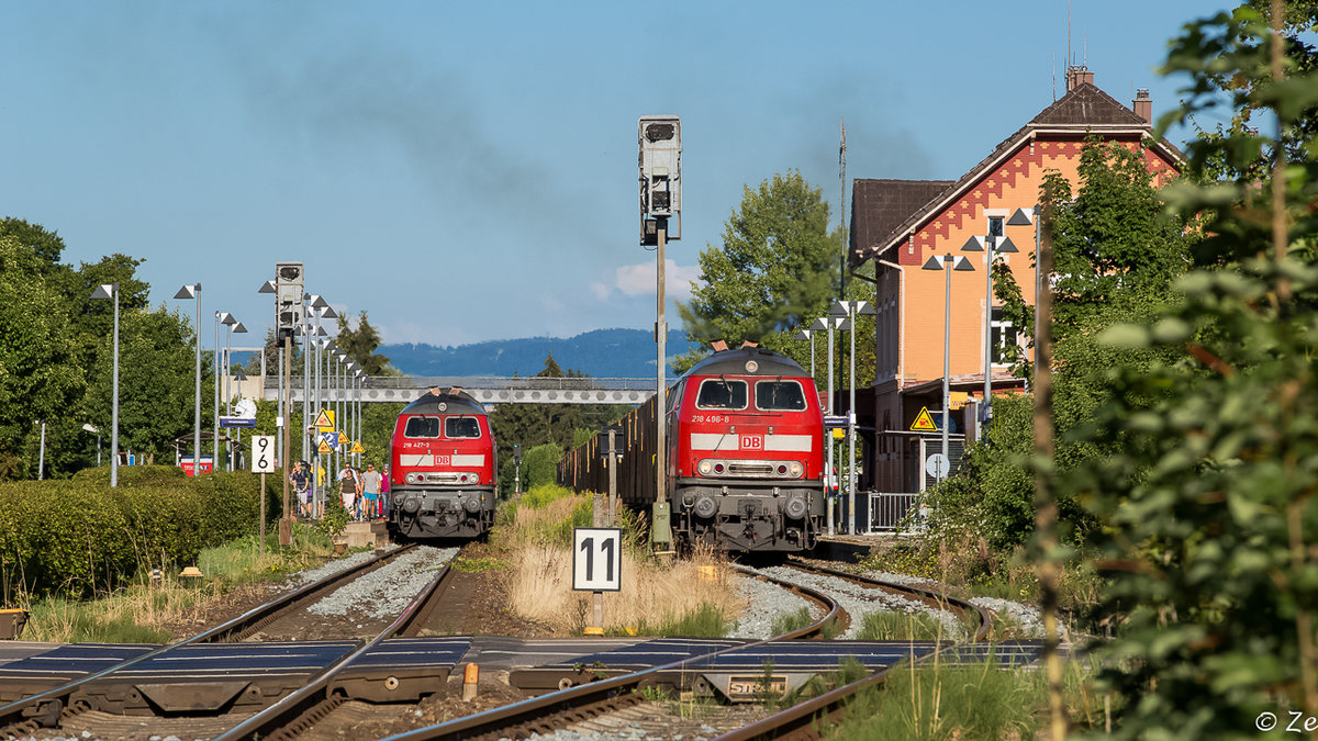 Zugkreuzung im Bf Langenargen am 21.07.2015
218 427-3 schiebt ihren IRE 4231 Richtung Lindau, während 218 496-8 bei DB Schenker für KT 43980 aushilft.