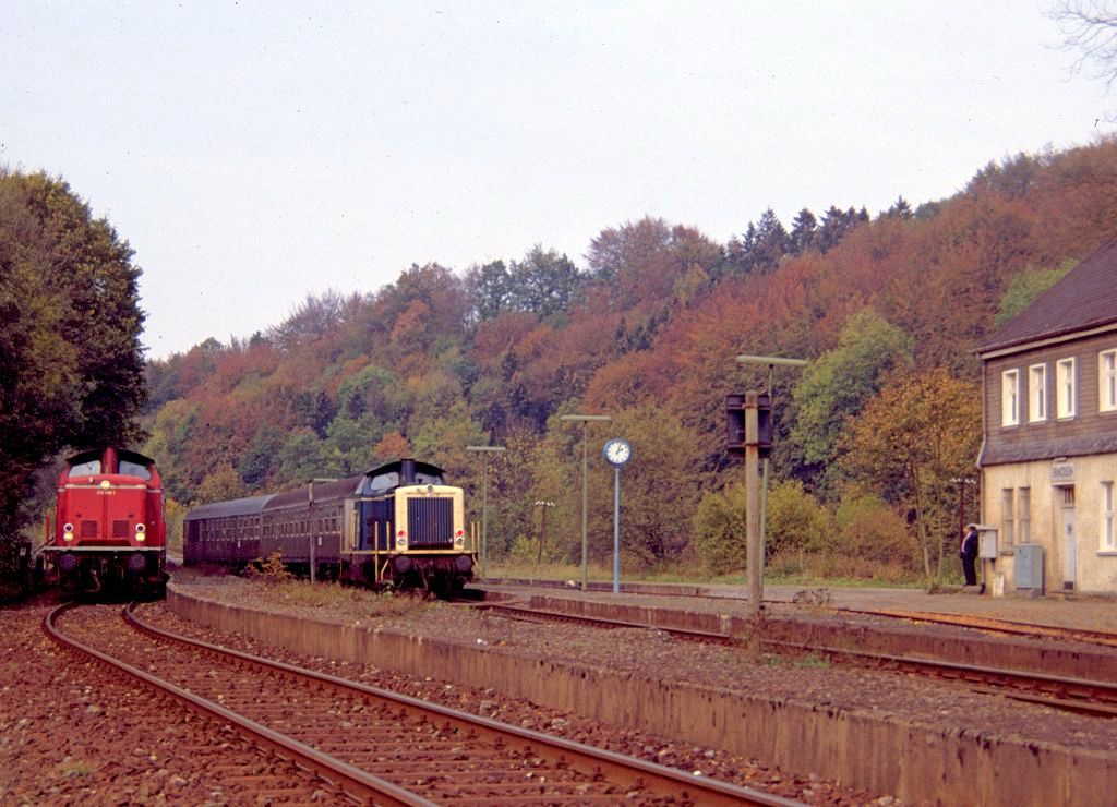 Zugkreuzung in Binolen am 20.10.1990 mit 212 308 und 280