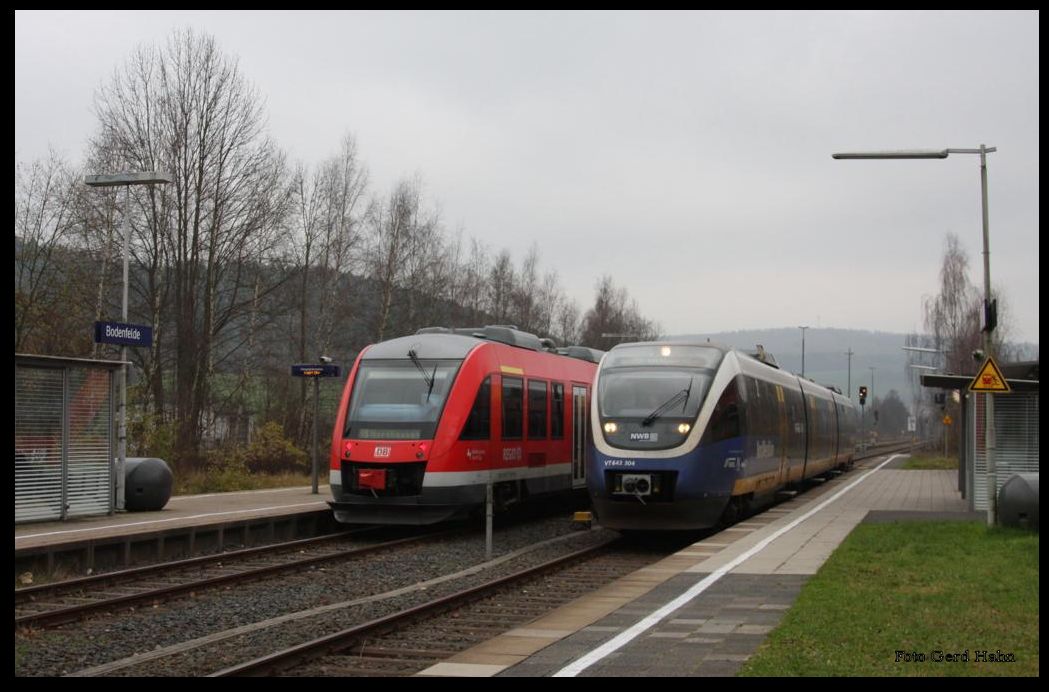 Zugkreuzung in Bodenfelde am 1.12.2014:
NWB VT 643304 ist um 11.51 Uhr aus Göttingen in Richtung Ottbergen eingefahren.
Währendessen wartet am Nachbargleis VT 648763 der DB nach Nordhausen auf seine Abfahrt.