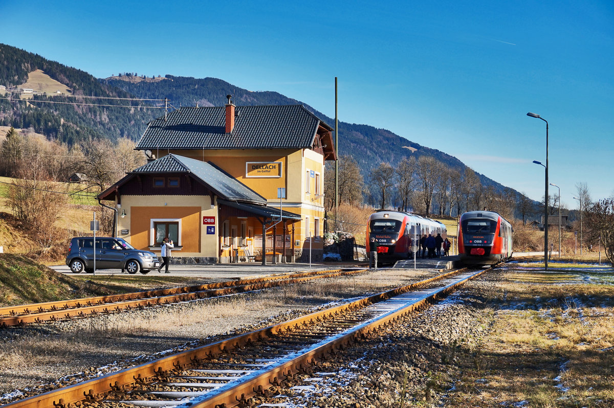 Zugkreuzung in Dellach im Gailtal.
LINKS: 5022 029-0  St. Andrä/Lavanttal  als R 4807 auf der Fahrt von Villach Hbf nach Kötschach-Mauthen an der Haltestelle Watschig. Aufgenommen am 8.12.2016.
RECHTS: 5022 023-3  Hermagor-Pressegger See  als R 4814 auf der Fahrt von Kötschach-Mauthen nach Villach Hbf.

In den letzten Betriebstagen wollen nun viele noch einmal mit der Bahn reisen.
Wie auf dem Bahnhsteig zu sehen ist, herrschte auch in Dellach ein reger Ansturm auf die beiden Züge.

Aufgenommen am 8.12.2016.