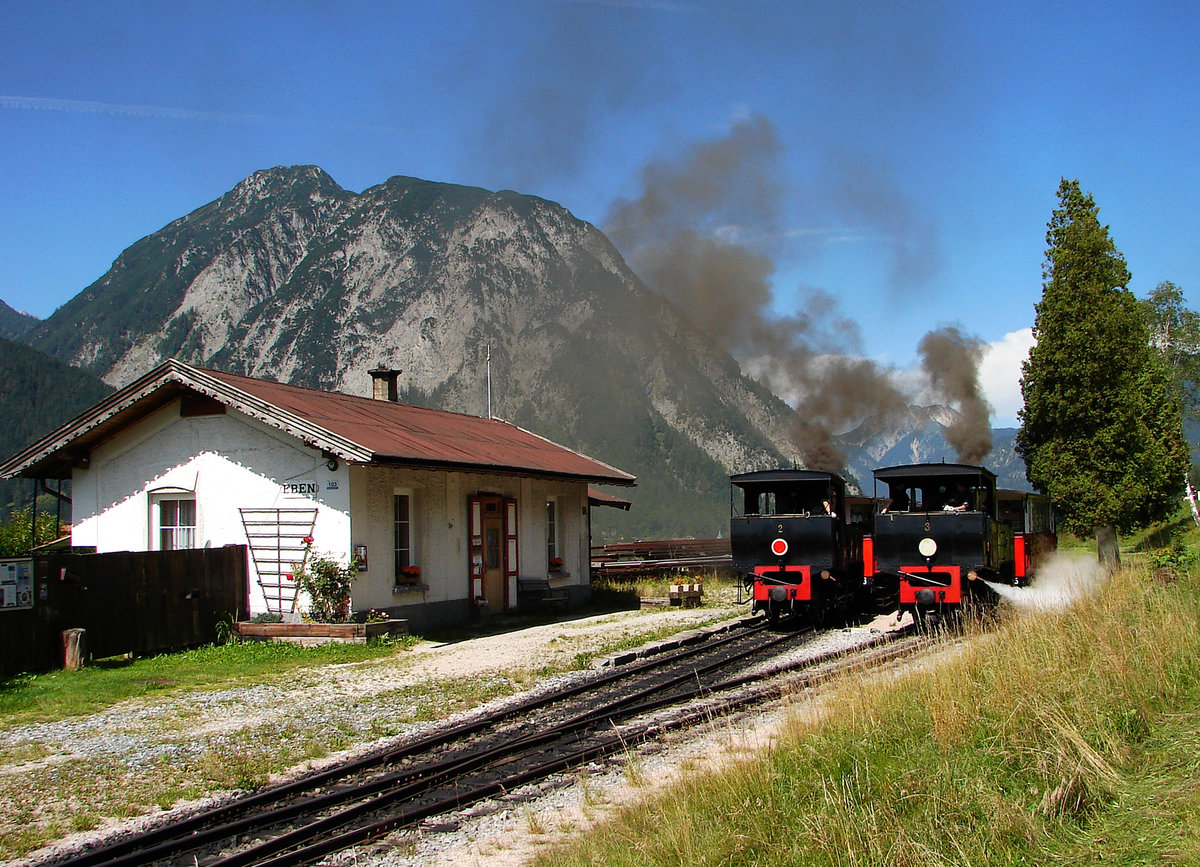Zugkreuzung in Eben: Lok 2 ist abfahrtbereit nach Seespitz, Lok 3 ist am Zug bei Talfahrt nach Jenbach. Das ist ein wunderschönes Motiv bei Achenseebahn.
Eben am Achensee 29.07.2017.