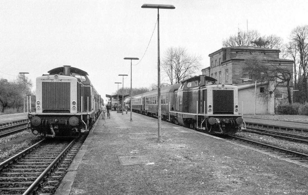 Zugkreuzung in Ebenhausen etwa 1988: Links stand 212 330 mit einem Zug nach Norden und rechts schob 212 103 eine Garnitur nach Süden.