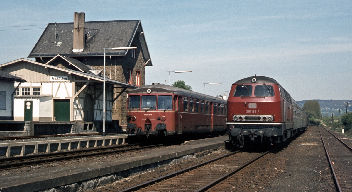 Zugkreuzung in Frickhofen zwischen 216 186 und 515 539 im April 1980.