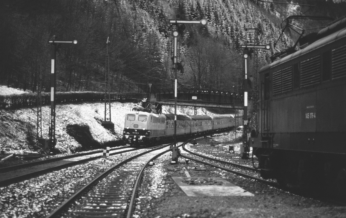 Zugkreuzung in Hirschsprung. 139 136, 145 176 (4.5.1979). 