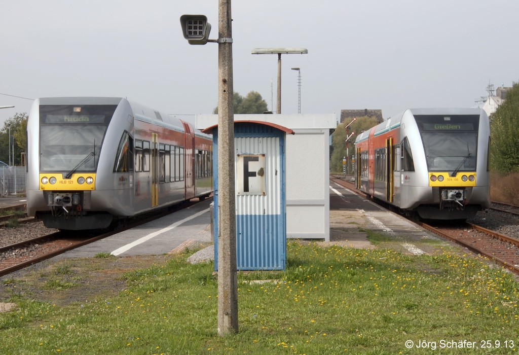 Zugkreuzung in Hungen am 25.9.13: HLB 121 (links) fhrt als RB 24465 nach Nidda und 509 106 als RB 24466 nach Gieen. 