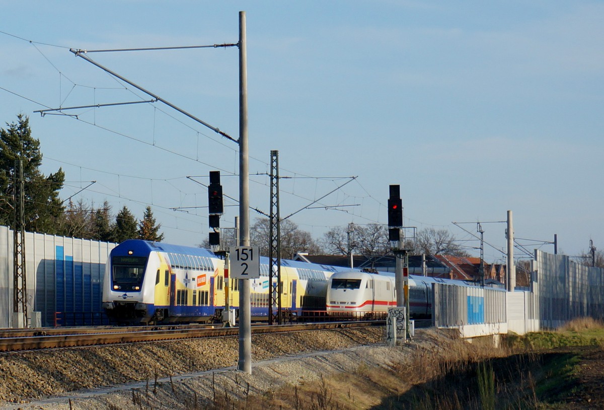 Zugkreuzung ICE 79 Hamburg-Altona - Zürich und Metronom ME 82122 Uelzen - Hamburg Hbf; bei Winsen, 17.01.2015
