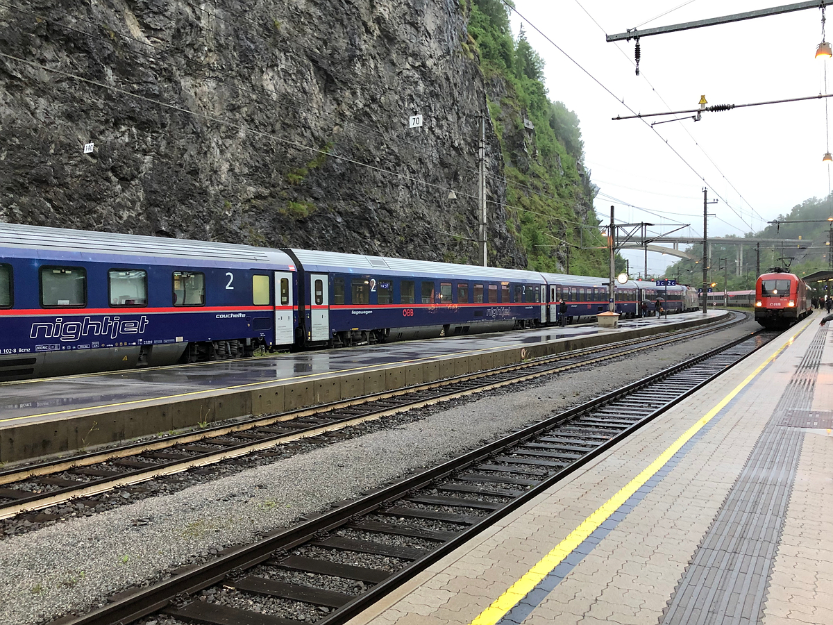 Zugkreuzung in Imst-Pitztal am frühen Morgen des 07.06.2021. 1 Stunde später wurde die Arlbergbahn zwischen Ötztal-Bahnhof und Bludenz aufgrund von Bauarbeiten gesperrt. Zeit der Bauarbeiten: 07.06.2021 bis 02.07.2021. Imst-Pitztal am 07.06.2021