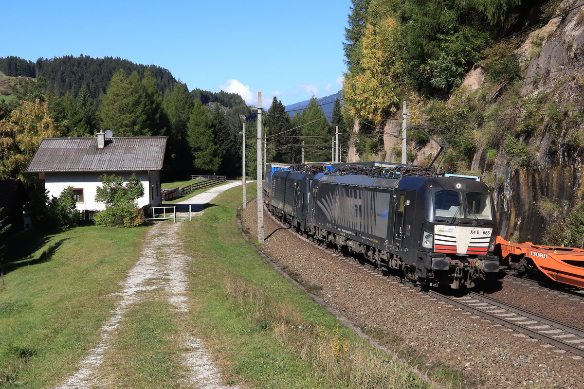 Zugkreuzung kurz nach der Haltestelle Gries am Brenner. Lokomotion/MRCE 193 665 & eine 189 ziehen einen schweren KLV Zug nach Italien hoch auf den Brennerpass. Aufgenommen am 09.10.2021