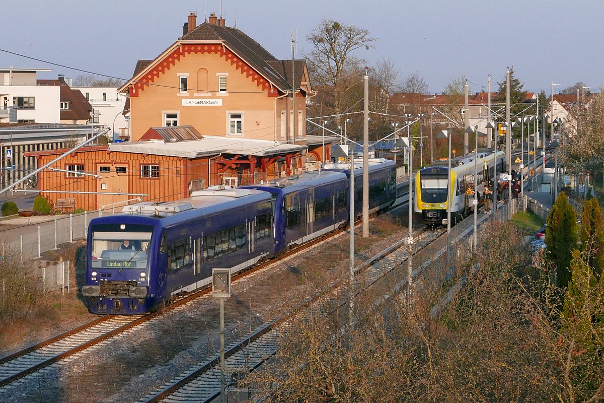 Zugkreuzung in Langenargen am 16.04.2021 - VT 67, VT 66 und ein dritter, unerkannt gebliebener Triebwagen der Bodensee-Oberschwaben-Bahn als RB 93 / RB 17705, Friedrichshafen - Lindau-Insel und 612 053 als RE 5 / RE 4210, Lindau-Insel - Friedrichshafen.