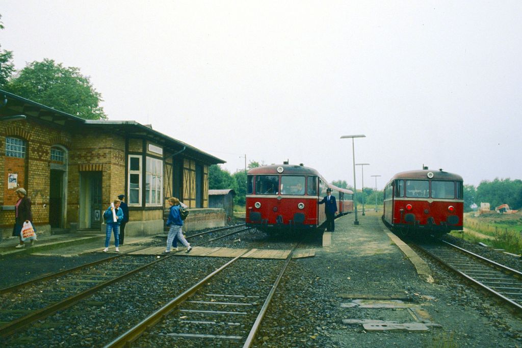 Zugkreuzung in Langenbieber auf der Strecke Fulda - Hilders am 12.09.1986.