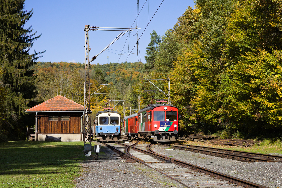 Zugkreuzung in Maierdorf. Links der Fotozug mit ET1, der nach Bad Gleichenberg weiterfährt, rechts der Planzug mit dem ET2 auf der Fahrt nach Feldbach, der für eine Reisegesllschaft sogar noch um einen Schlierenwagen verstärkt werden musste. (23.10.2021)