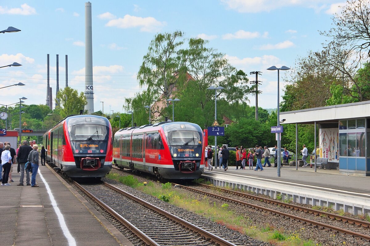 Zugkreuzung in Obernburg-Elsenfeld.
Der Bahnhof liegt an der Bahnstrecke Aschaffenburg - Miltenberg.
Wir waren mit einem Sonderzug von Lollar (Hessen) nach Miltenberg und Amorbach unterwegs. 
Wir mussten ca. 30 Minuten auf die Zugkreuzung warten, die eingleisige Strecke ist nicht sehr durchlässig.
Unser Sonderzug steht auf Gleis 3, auf Gleis 2 der RE Aschaffenburg - Crailsheim mit 642 206 + 207 , sowie auf Gleis 1 die RB von Miltenberg nach Aschaffenburg als 642 219.
07.05.2022 Bahnstrecke 5220
