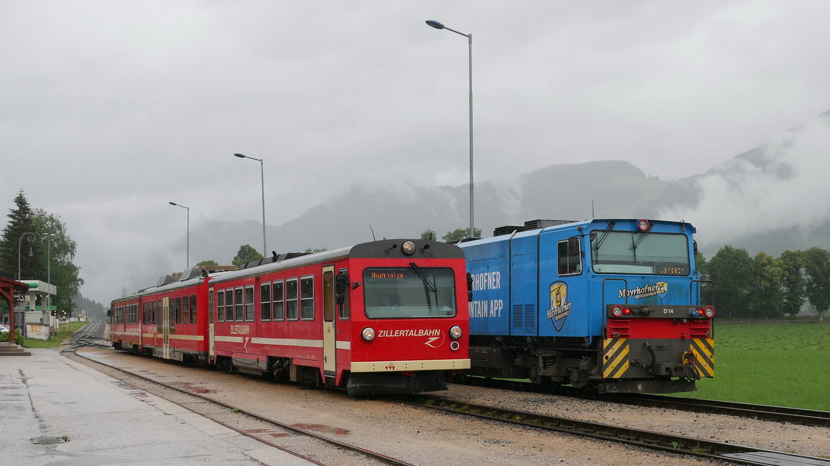Zugkreuzung R150 (mit Diesellok D14) und R151 (Sandwichgarnitur) der Zillertalbahn; Fügen - Hart, 13.06.2018
