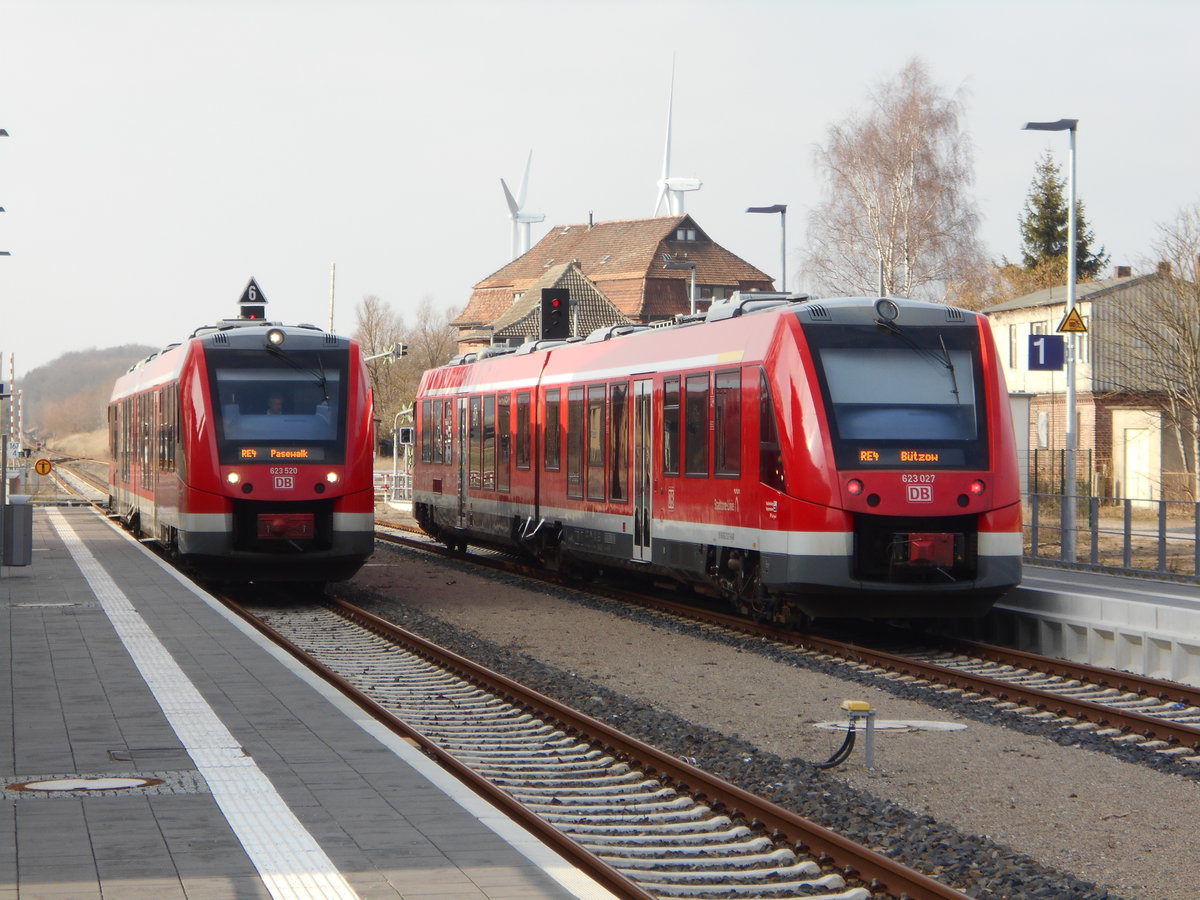 Zugkreuzung in Reuterstadt Stavenhagen am 17.Februar 2019.623 520,mit dem RE Bützow-Pasewalk,kreuzte mit dem Gegenzug,gefahren vom 623 027.