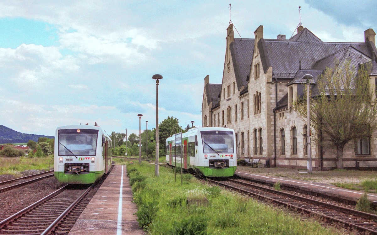 Zugkreuzung in Ritschenhausen mit den RegioShuttles VT 020 auf Gleis 2 und VT 021 auf Gleis 1 am 24.5.06.