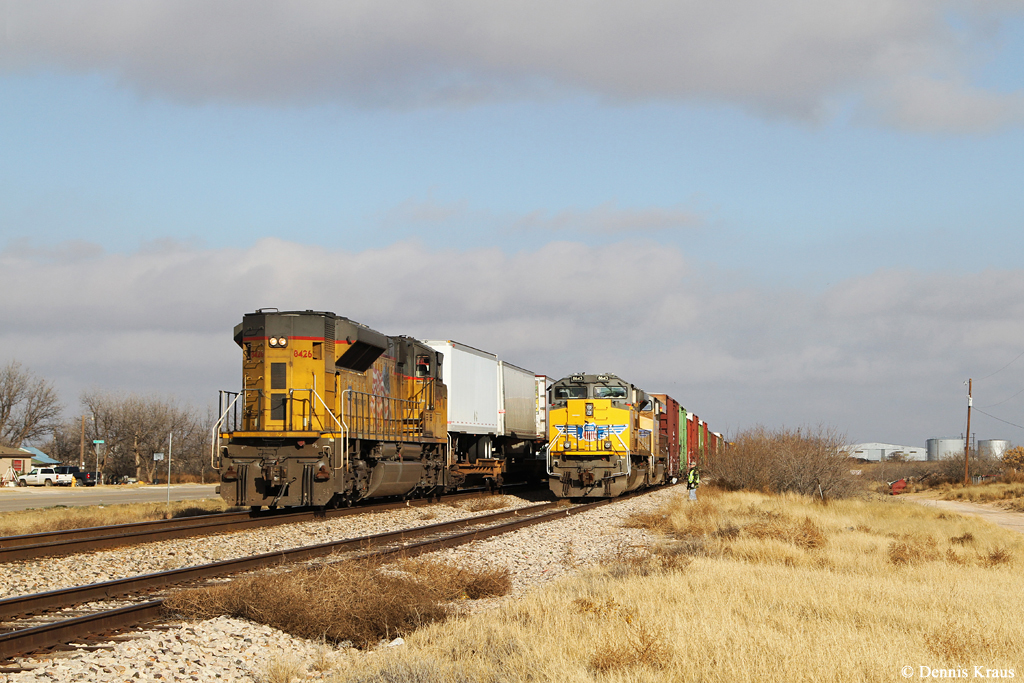 Zugkreuzung in Stanton, Texas: UP 8643 und UP 7645 müssen einen Gegenzug vorbeilassen, der von UP 8426 nachgeschoben wird. Aufgenommen am 20.12.2014.