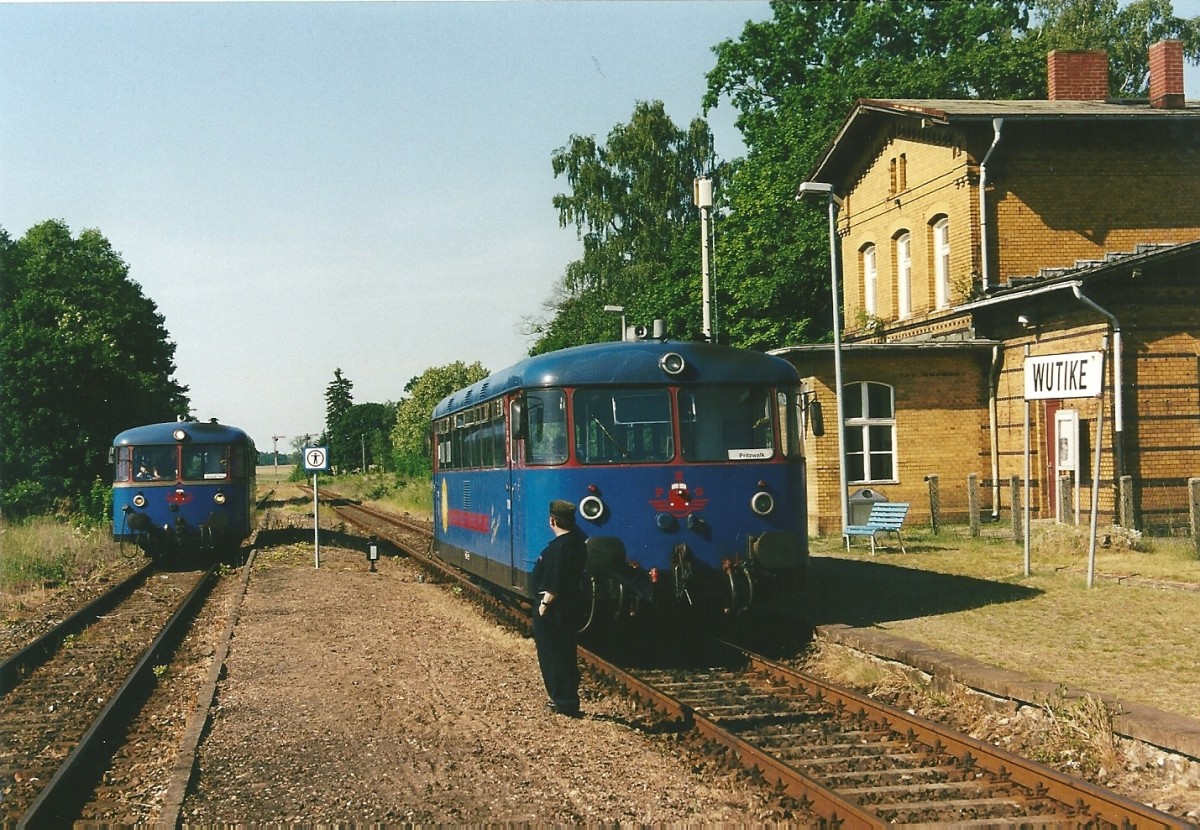 Zugkreuzung in Wutike, 30.5.2003. Links PEG-T11, rechts T3.