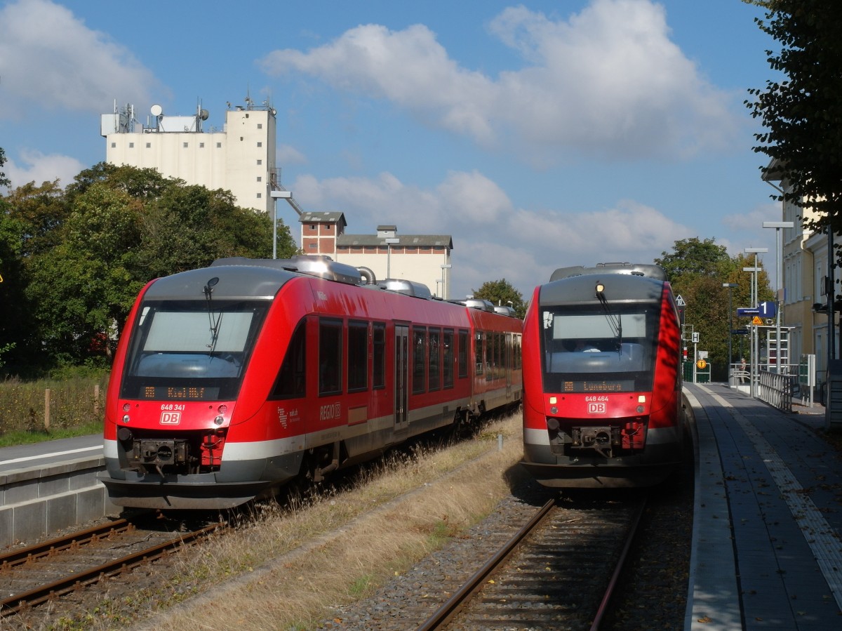 Zugkreuzung zweier LINT 41: 648 464 nach Lüneburg und 648 341 über Lübeck nach Kiel; Ratzeburg, 12.09.2014
