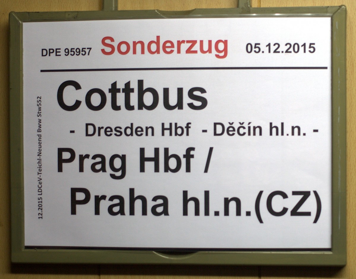 Zuglaufschild, aufgenomen im Sonderzug  nach Prag. 05.12.2015 07:07 Uhr kurz  nach Ruhland.