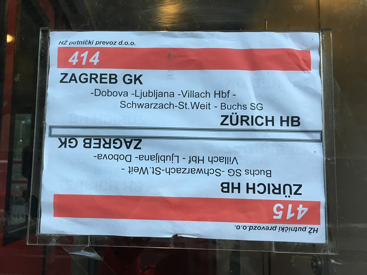 Zuglaufschild des EuroNight EN 414/415 von Zagreb Glavni kolodvor nach Zürich HB und retour. Aufgenommen im Bahnhof Feldkirch am 27.09.2018