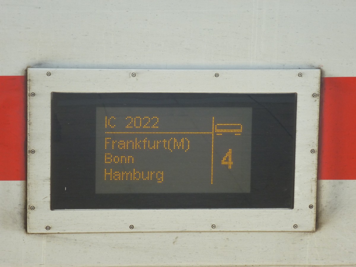 Zuglaufschild des IC 2022 Frankfurt - Hamburg am 23.08.2013.
