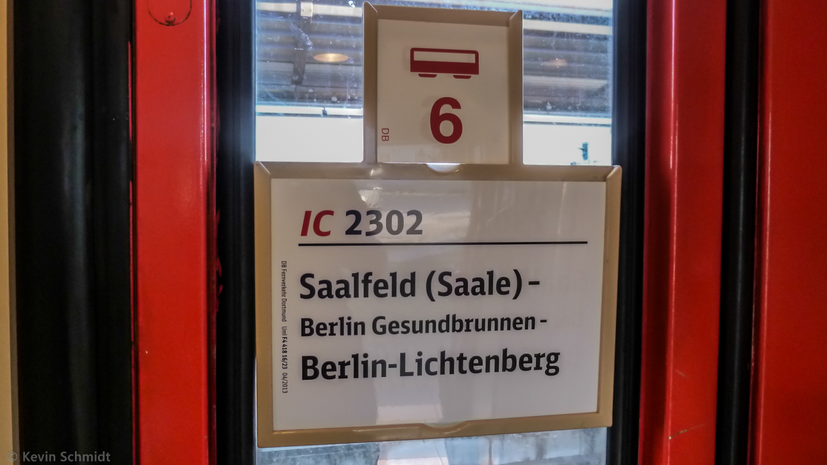 Zuglaufschild des IC 2302 Saalfeld - Berlin. Man beachte das auergewhnliche Fahrziel Berlin-Lichtenberg, wo doch der Zug tatschlich in Berlin Gesundbrunnen endet. (12.08.2013)