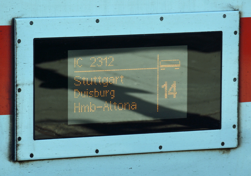Zuglaufschild IC 2312 Stuttgart-Hamburg/Altona, aufgenommen beim Halt im Bonner Hbf - 07.09.2016