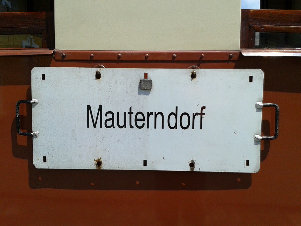 Zuglaufschild der Taurachbahn. Aufgenommen am 4.7.2015 in Mauterndorf.