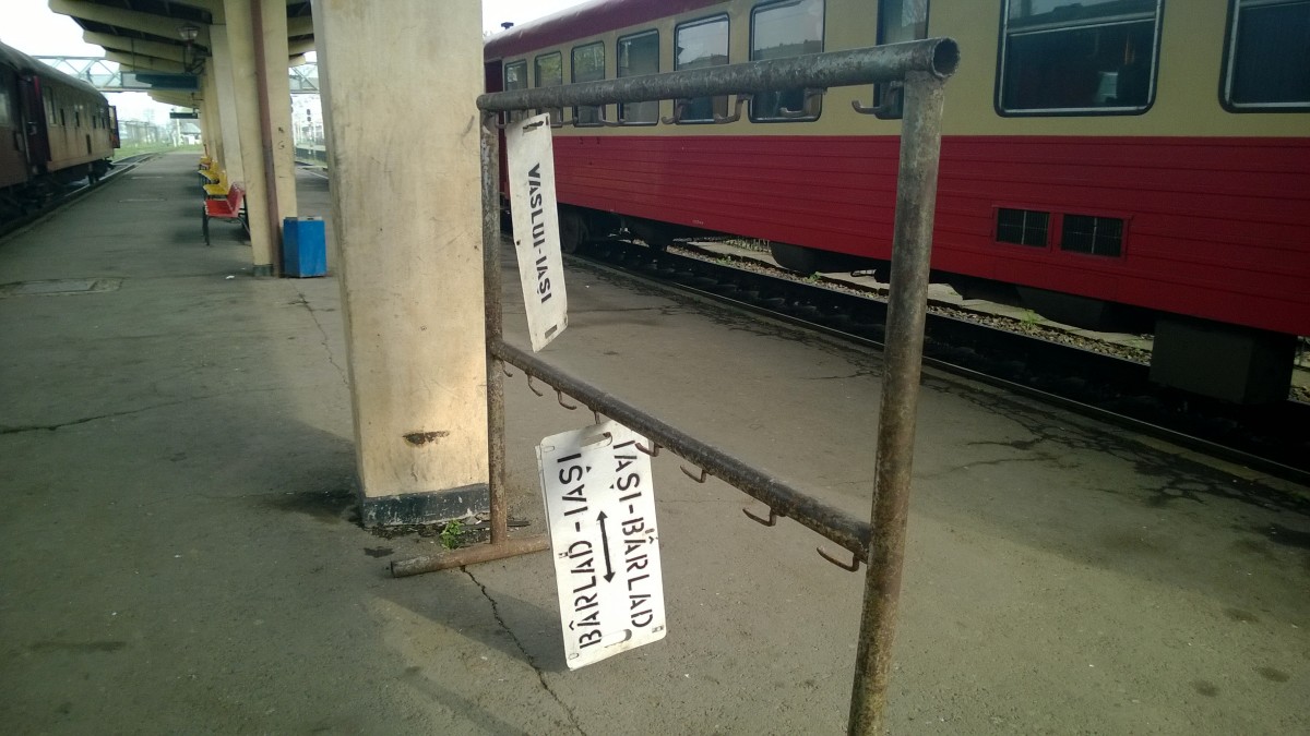 Zuglaufschilder aufgehängt im Bahnhof Iasi, Rumänien im April 2014.