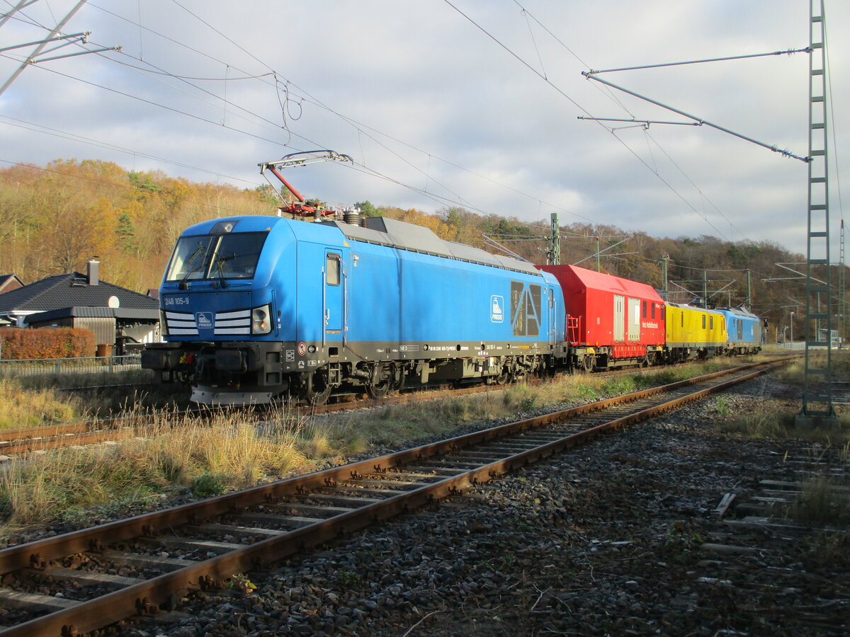 Zuglok 248 106,mit einem Messzug von Sassnitz kommend,am 27.November 2023,beim Halt in Lietzow.Am Schluß lief 248 105 mit.