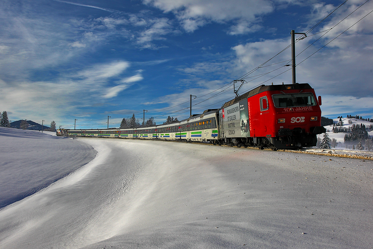 Zuglok 456 095 mit der Schublok Re 456 093 fahren mit dem VAE bei Altmatt vorbei.Bild vom 2.1.2015