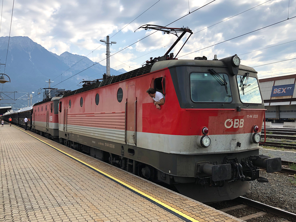 Zuglok des ÖBB 1144 Tandem's bis hoch zum Brenner war 1144 033-8. Kurz dahinter hing die 1144 052-8. Hier mit dem VSOE - Venice Simplon Orient Express (DRV 1377) kurz vor der Abfahrt nach Venezia Santa Lucia um kurz vor 9:00 Uhr am Morgen. Innsbruck Hbf am 13.08.2021