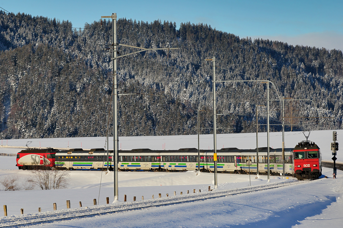 Zuglok Re 446 016 mit der Schublok Re 446 018 fahren mit dem Voralpenexpress bei Altmatt vorbei.Bild vom 9.2.2015