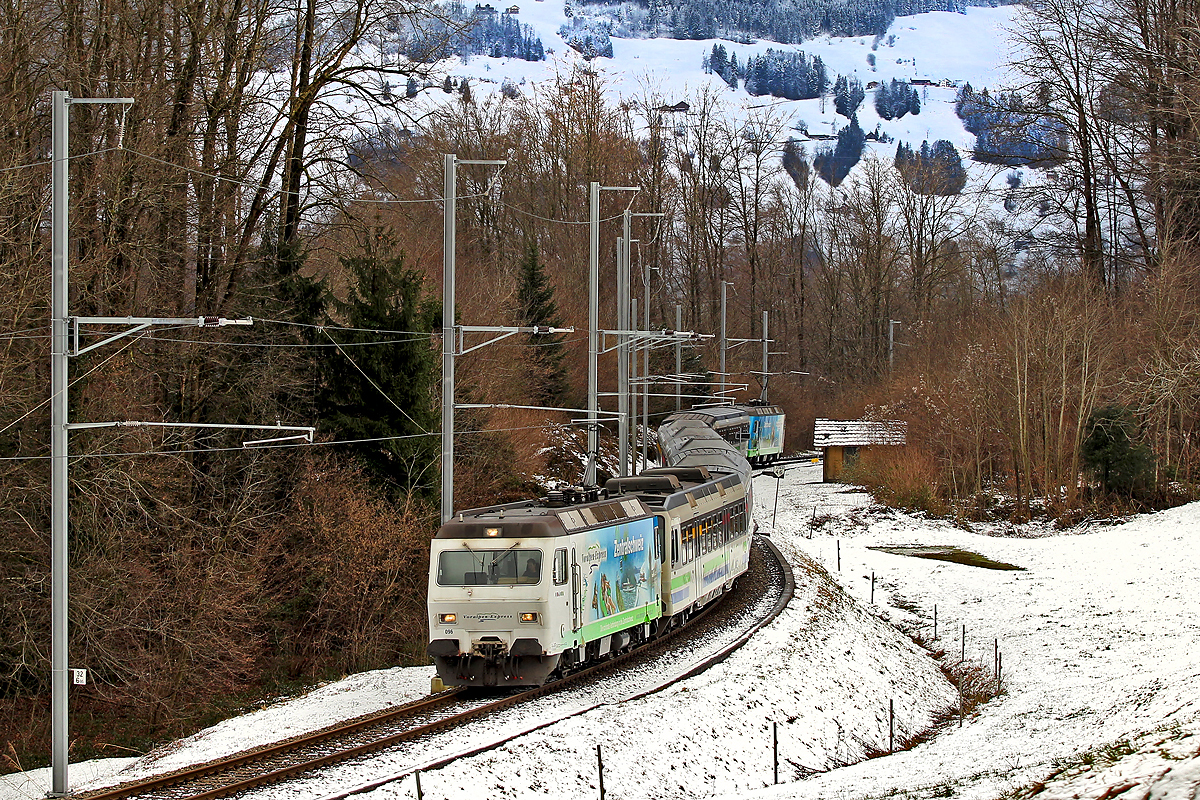 Zuglok Re 456 096 mit Schublok Re 456 091 schlängeln sich mit dem Voralpenexpress die Steigung nach Ecce Homo hoch.Bild vom 11.1.2015