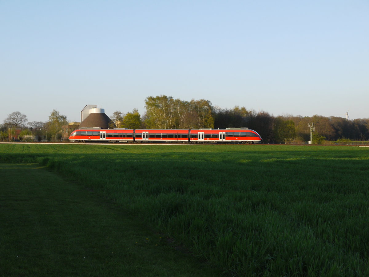 Zugnummer 14994 von Münster nach Gronau mit den VT 644 045 fährt gerade am Klärwerk in Ochtrup vorbei und erreicht in kürze Ochtrup.  Die wie zu erkennen überlackierten Türen sind fest verschlossen. Innen mit je vier Sitzen mehr versehen, um die Kapazität zu erhöhen. Die erste Klasse wurde bei dem Umbau komplett entfernt.  10.04.2019