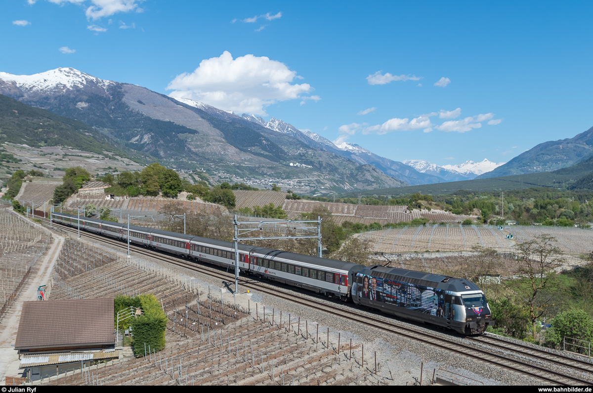 Zugpersonal-Werbelok Re 460 028 am 22. April 2017 mit einem IR Brig - Genève Aéroport zwischen Salgesch und Sierre.