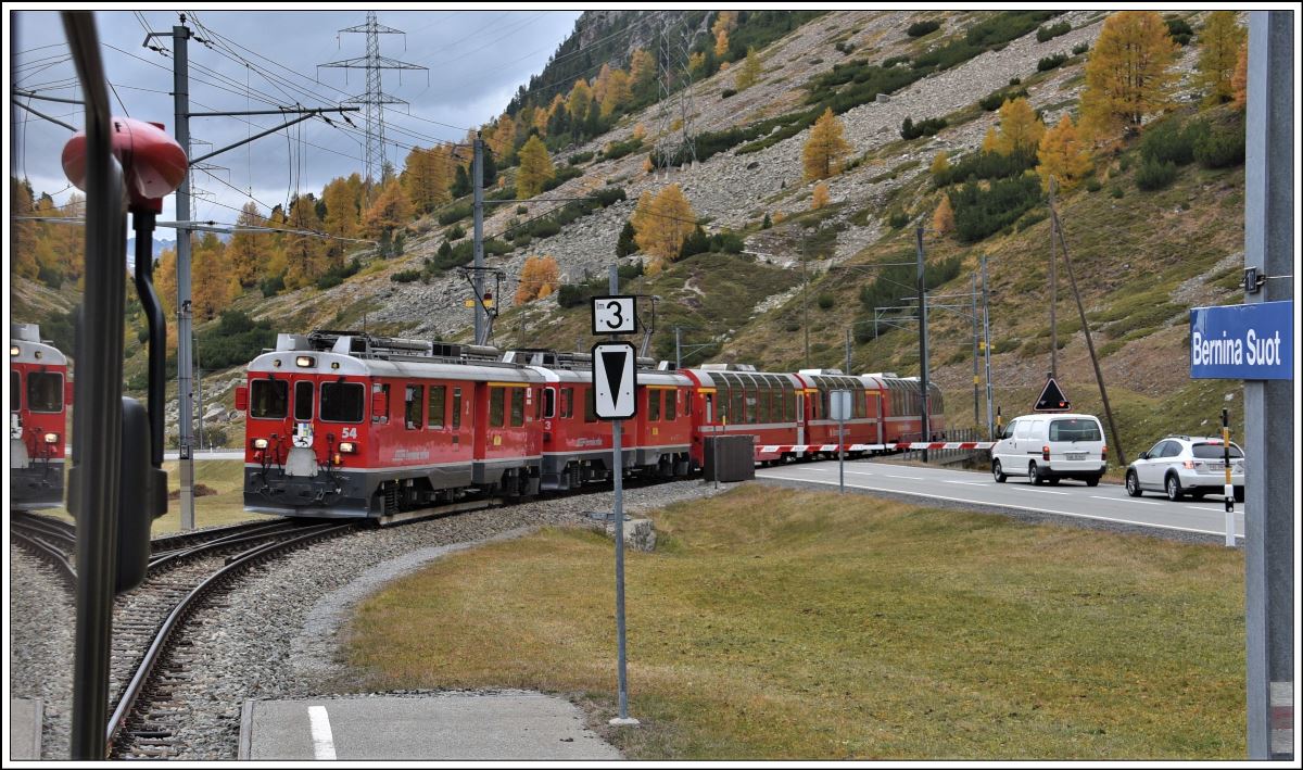 Zugskreuzung in Bernina Suot zwischen R4656 und Bernina Express PE975 mit ABe 4/4 III 54  Hakone  und 53  Tirano . (18.10.2019)