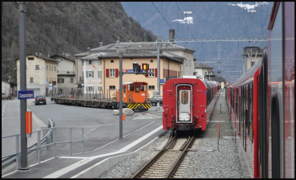 Zugskreuzung im Grenzort Campocologno . Tm 2/2 118 im Holzwagenverschub. (21.02.2014)