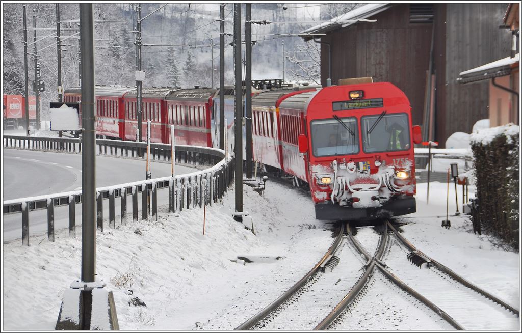 Zugskreuzung in Jenaz mit verspätetem RE 1028 mit Steuerwagen 1755 an der Spitze. (04.02.2016)