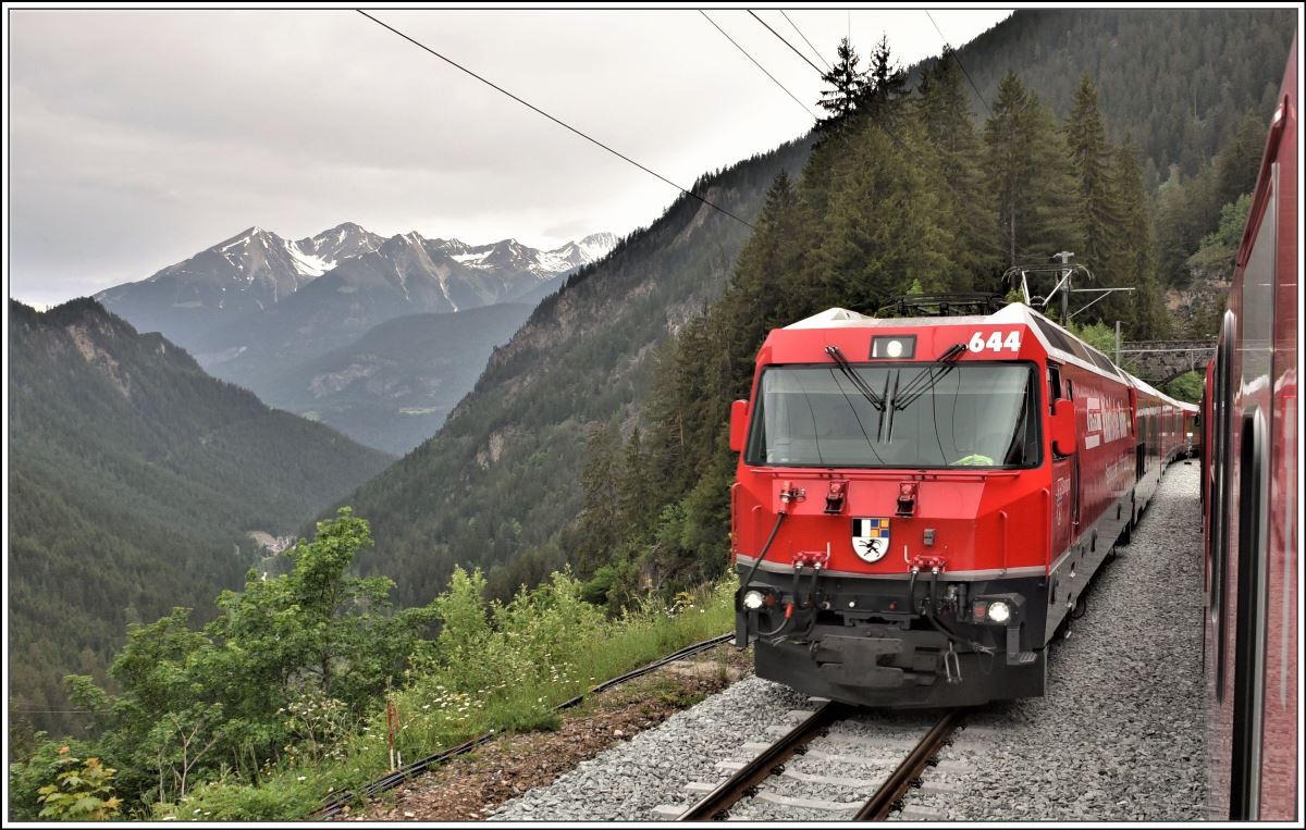Zugskreuzung in Stugl/Stuls zwischen BEX950 und IR1153 mit der Ge 4/4 III 644  Savognin . (30.05.2018)