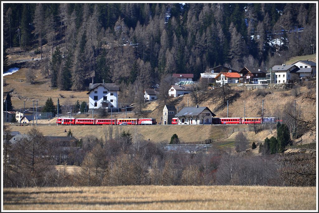Zugskreuzung in Susch. R1929 mit der Ge 4/4 II 627  Reichenau-Tamins  nach Pontresina begenet dem Gegenzug R1932 nach Scuol-Tarasp mit der Ge 4/4 II 633  Zuoz . (10.04.2015)