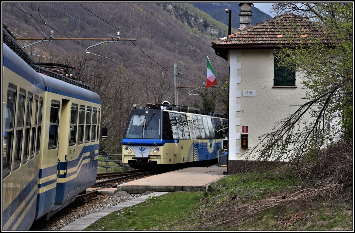 Zugskreuzung in Verigo zwischen Treno Panoramico Vigezzo D54 und dem ABe 8/8 22  Ticino , der als Schülerzug bis Re verkehrt.Bis jetzt habe ich diese SSIF Zusatzzüge auf der italienischen Seite in keiner Publikation gefunden. (10.04.2019)