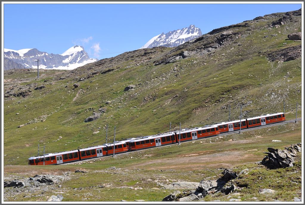 Zugskreuzung zwischen Bhe 4/6 3082/3084 und 3081/3083 bei Rotenboden 2819m mit Strahlhorn 4190m und Rimpfischhorn 4199m. (05.08.2013)