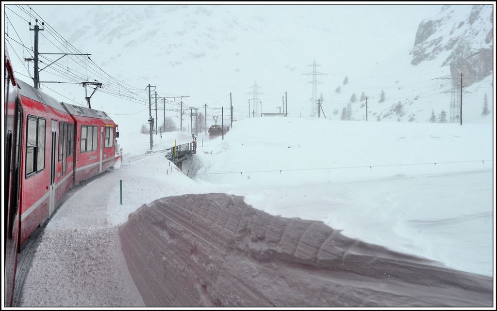 Zugskreuzung zwischen R1652 mit Spurpflug und R1637 in Bernina Lagalb- (05.02.2014)
