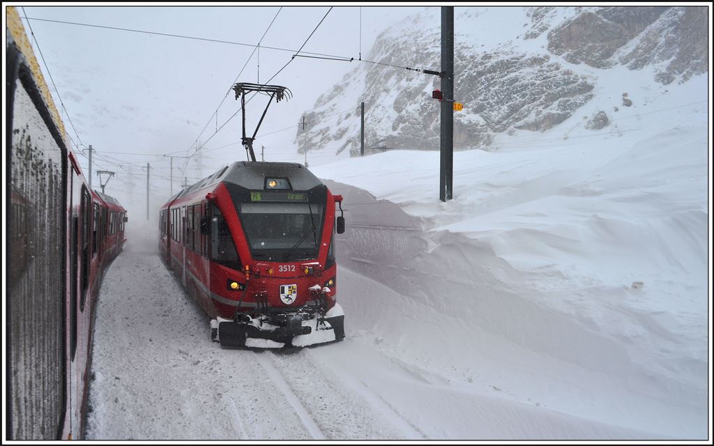 Zugskreuzung zwischen R1652 und R1637 mit ABe 8/12 in Bernina Lagalb. (05.02.2014)