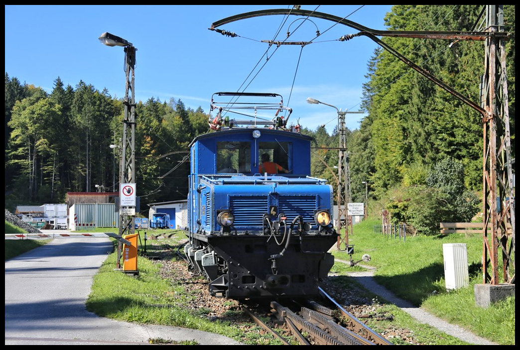 Zugspitzbahn Lok 4 verlässt am 219.2025 um 9.35 Uhr das Depot in Grainau.